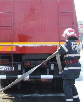 Un autocamion a luat foc, pe varianta Ovidiu